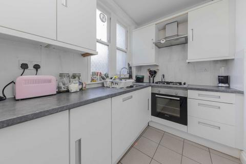 3 bedroom flat to rent, Tollington Park, London N4