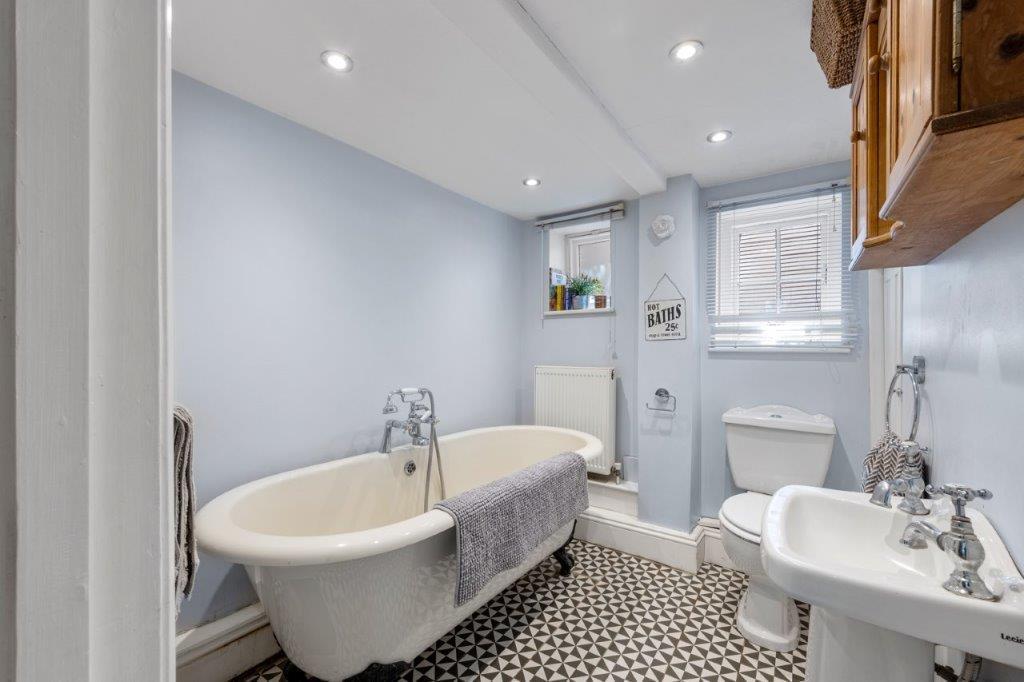 Bathroom 1.jpg