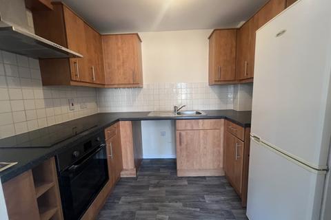 2 bedroom flat to rent, Douglas Road, Staines TW19