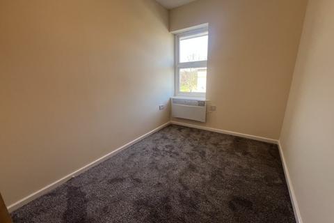 2 bedroom flat to rent, Douglas Road, Staines TW19