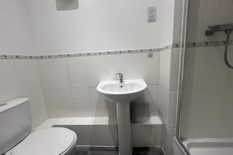 2 bedroom flat to rent, Douglas Road, Staines TW19