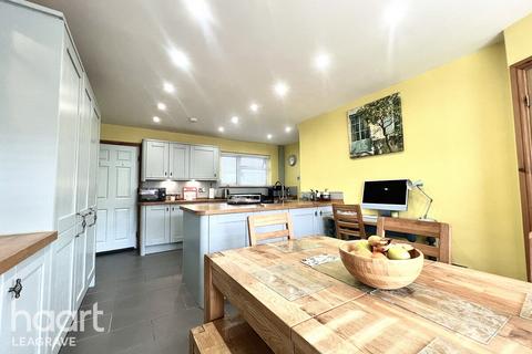 undefined, Eighth Avenue, Luton