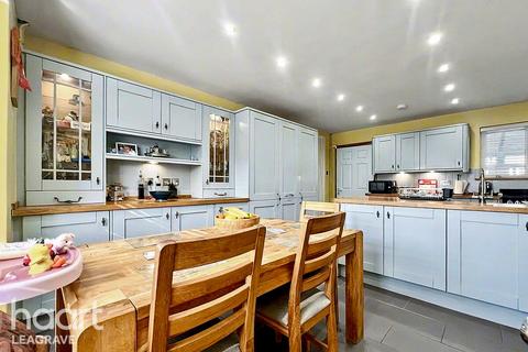 undefined, Eighth Avenue, Luton