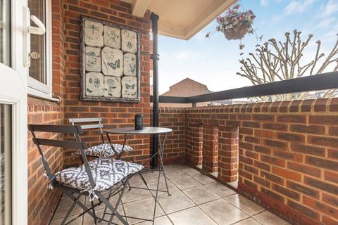 1 bedroom flat for sale, Half Moon Crescent, Islington, London, N1