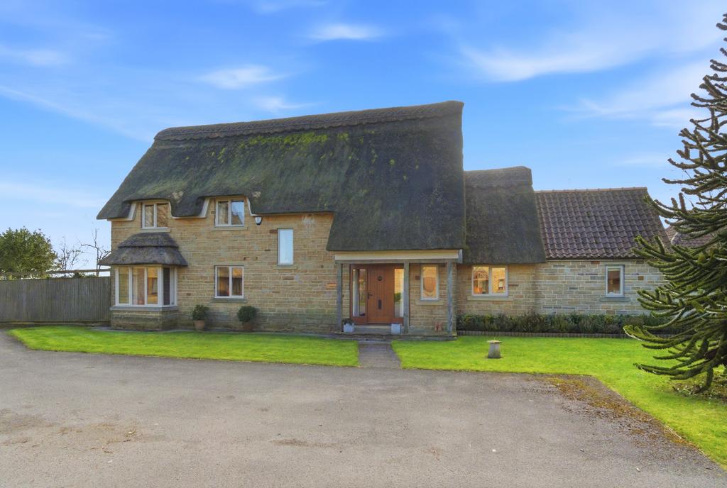 Roundhillscourt001
