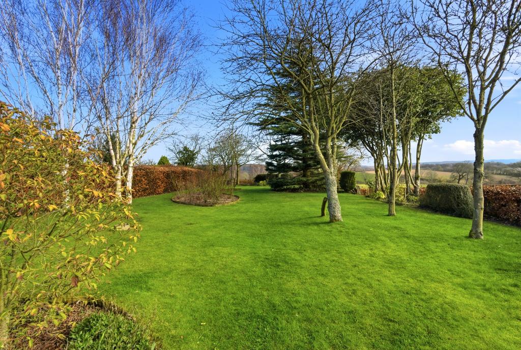 Roundhillscourt010