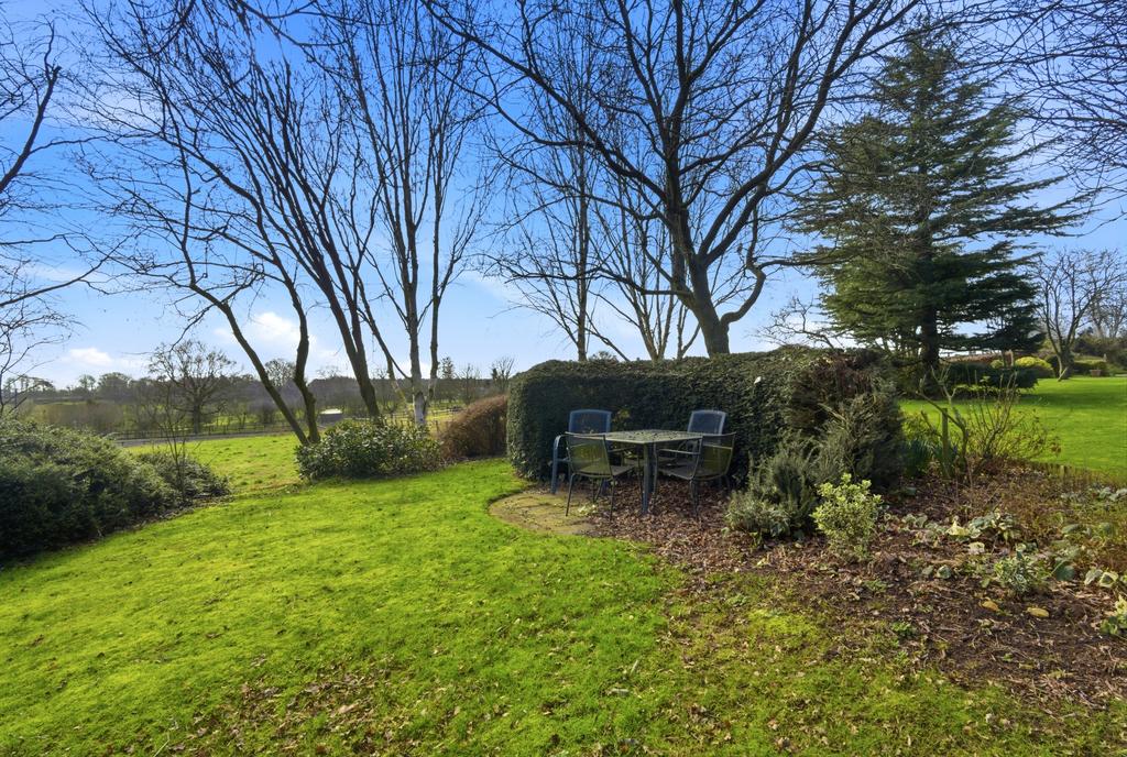 Roundhillscourt014