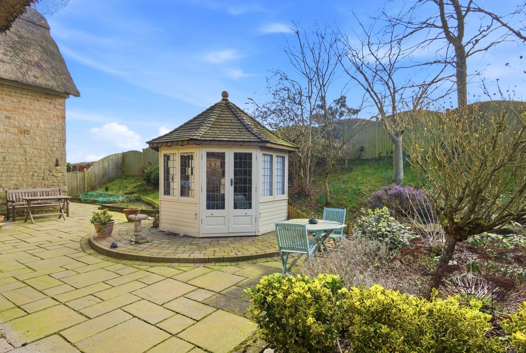 Roundhillscourt005