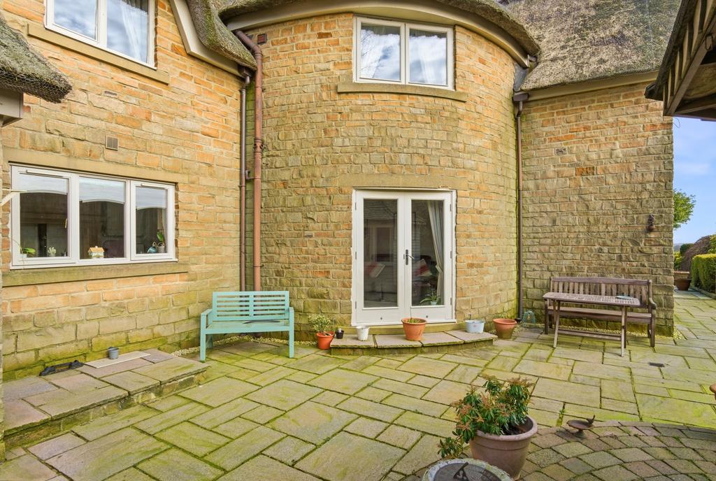 Roundhillscourt006