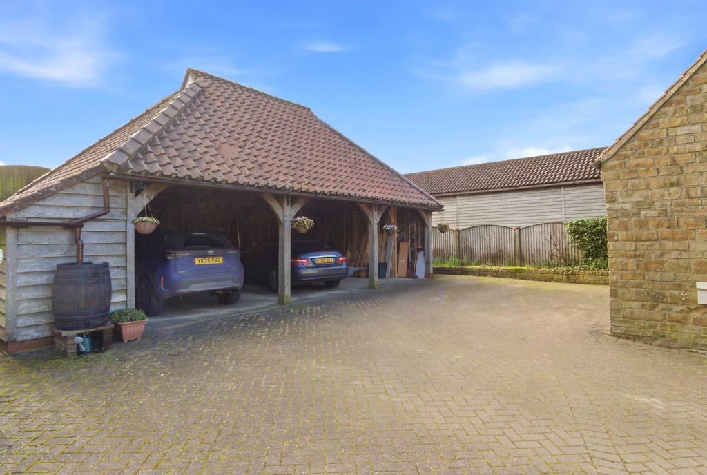 Roundhillscourt002