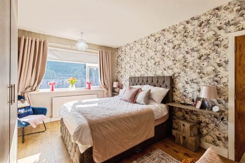 undefined, Field End Crescent, Leeds