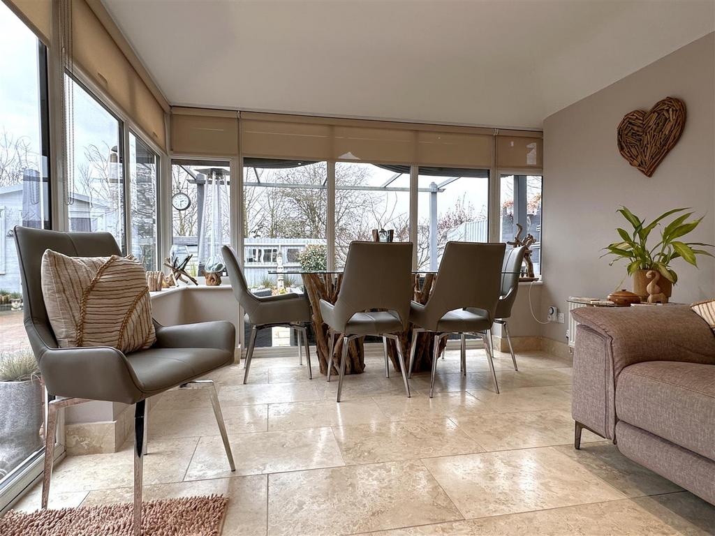 Flexible Dining Area 486