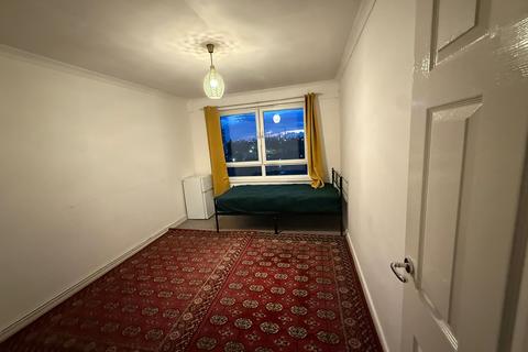 1 bedroom in a flat share to rent, Loxford Road, Barking IG11