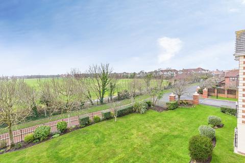 2 bedroom flat for sale, Sunningdale Court, Lytham St. Annes, Lancashire, FY8