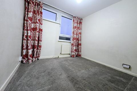3 bedroom flat for sale, Flat 36, Cam Court, Bibury Close, London