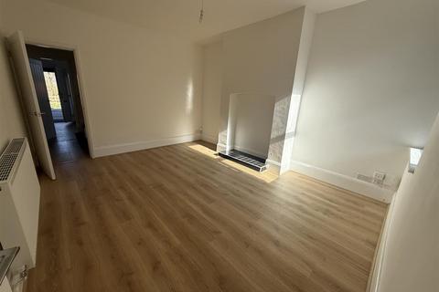 4 bedroom terraced house to rent, Walker Street, Eastwood, Nottingham
