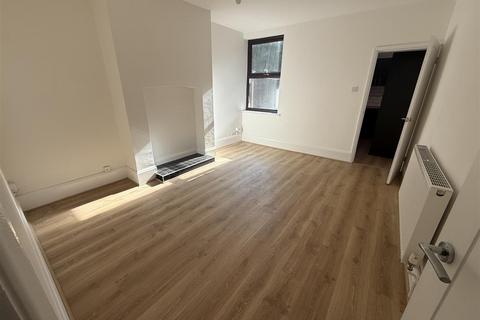 4 bedroom terraced house to rent, Walker Street, Eastwood, Nottingham