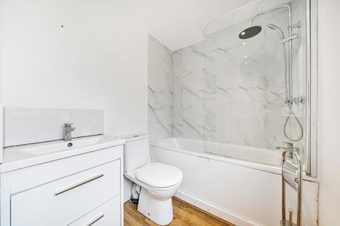 2 bedroom flat to rent, Thornton Road, East Sheen, London, SW14