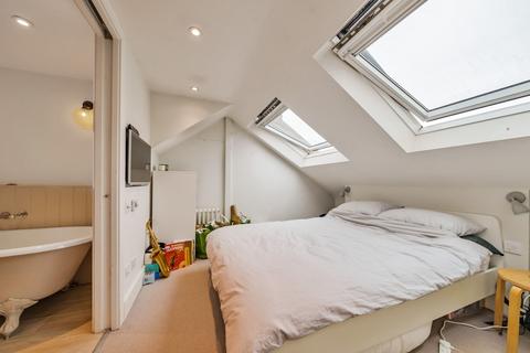 2 bedroom flat to rent, Thornton Road, East Sheen, London, SW14
