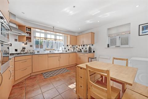 2 bedroom flat for sale, Jays Court, Sunninghill