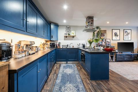 2 bedroom flat for sale, Bromley Road, Beckenham, BR3