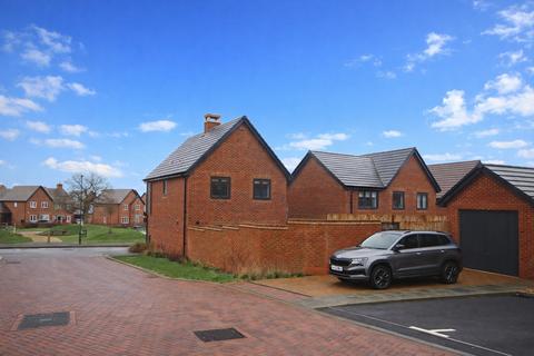 3 bedroom detached house for sale, Burdock Road, Horsham