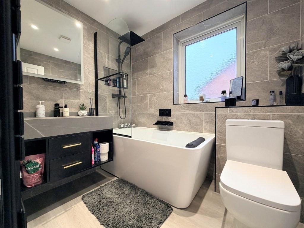 Family bathroom1