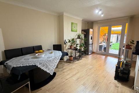 4 bedroom semi-detached house to rent, Exeter Road, Harrow
