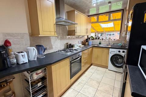 4 bedroom semi-detached house to rent, Exeter Road, Harrow