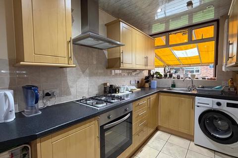 4 bedroom semi-detached house to rent, Exeter Road, Harrow