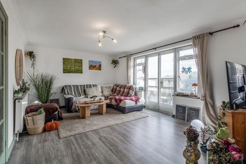 2 bedroom flat for sale, Queens Walk, London W5