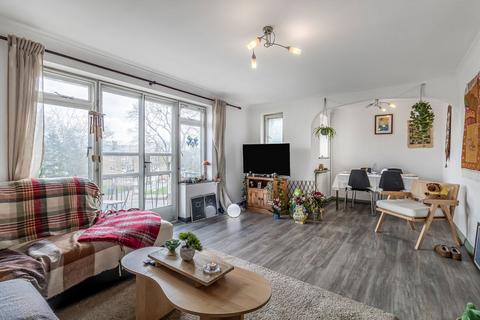 2 bedroom flat for sale, Queens Walk, London W5