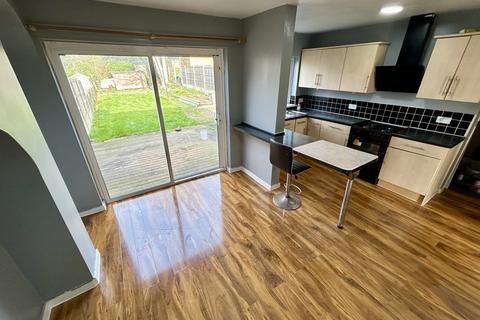 3 bedroom semi-detached house to rent, Pensnett Road, DUDLEY