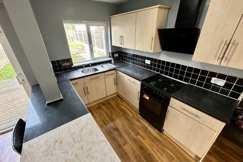 3 bedroom semi-detached house to rent, Pensnett Road, DUDLEY