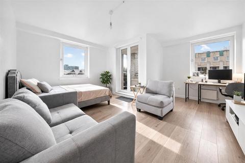 2 bedroom flat to rent, Alzette House, Mace Street, London