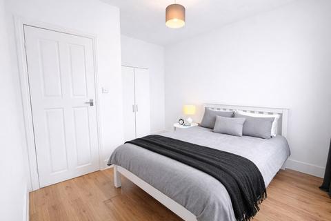 2 bedroom flat to rent, Homerton High Street, London E9