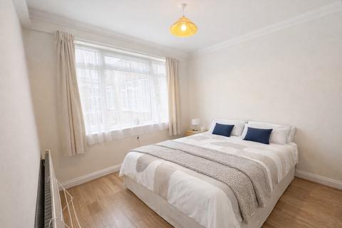 2 bedroom apartment to rent, The Crest, London NW4