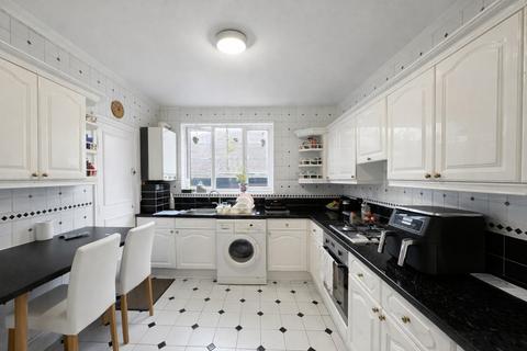 2 bedroom apartment to rent, The Crest, London NW4