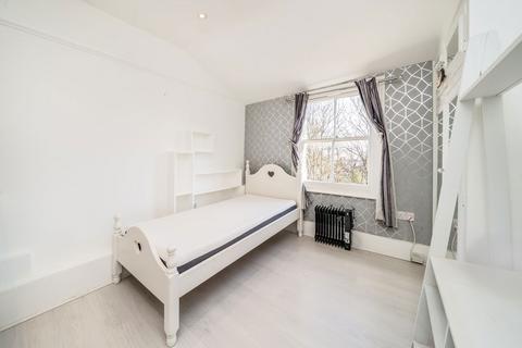 Studio to rent, Colney Hatch Lane, London N10