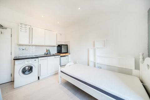 Studio to rent, Colney Hatch Lane, London N10