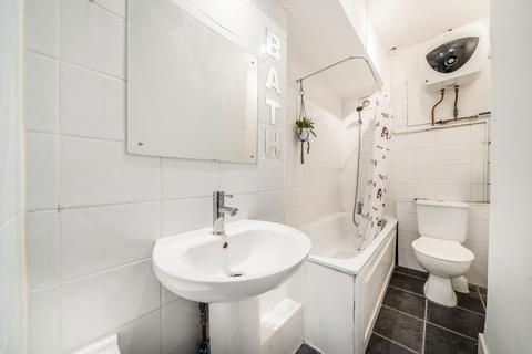 Studio to rent, Colney Hatch Lane, London N10