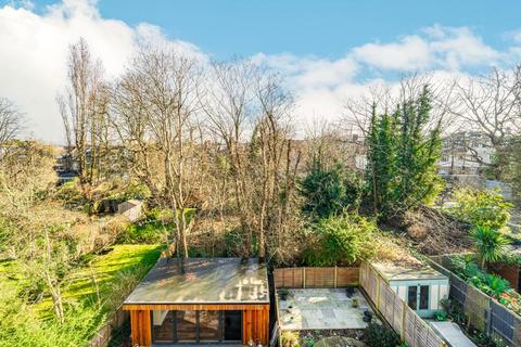 Studio to rent, Colney Hatch Lane, London N10