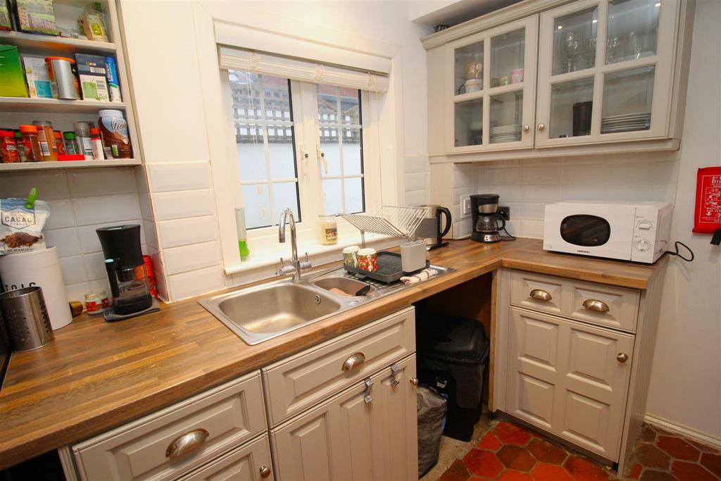 Kitchen 2.JPG