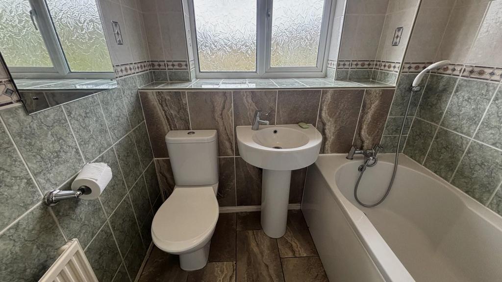 67 macdonalds close bathroom 2.jpeg