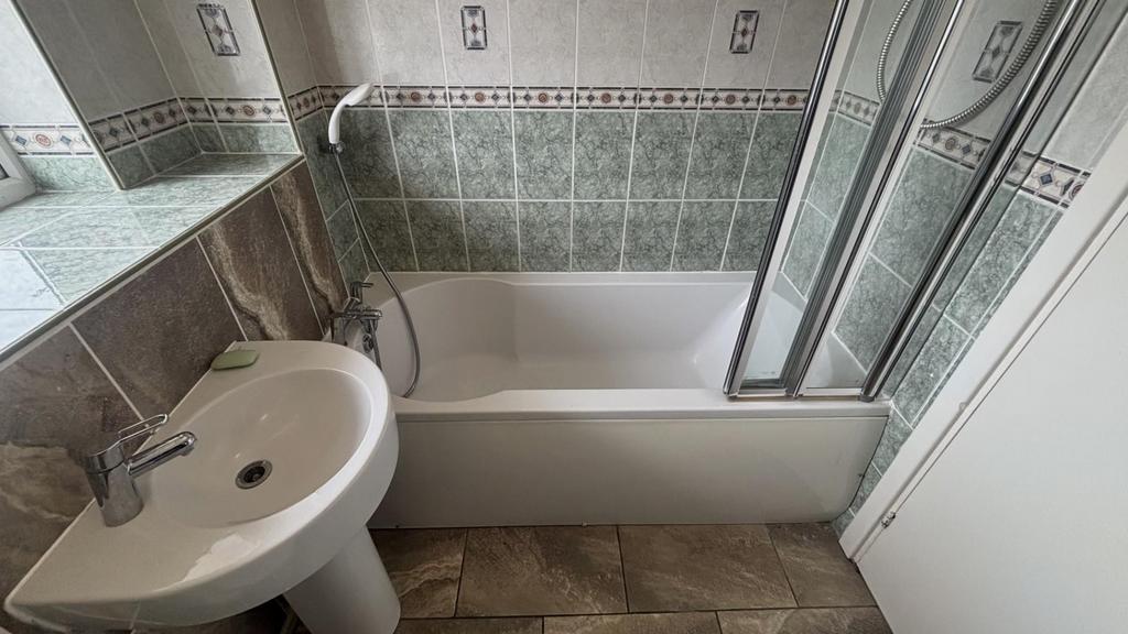 67 macdonalds close bathroom 1.jpeg