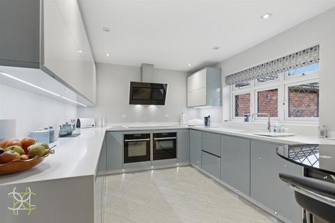 4 bedroom detached house for sale, Andrews Drive, Evesham WR11