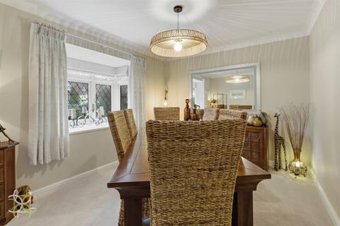 4 bedroom detached house for sale, Andrews Drive, Evesham WR11