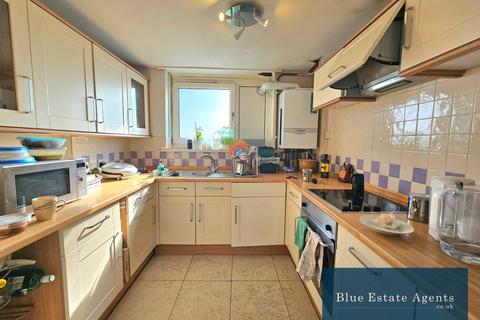 2 bedroom apartment to rent, Biscoe Close, Hounslow, TW5