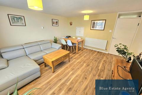 2 bedroom apartment to rent, Biscoe Close, Hounslow, TW5