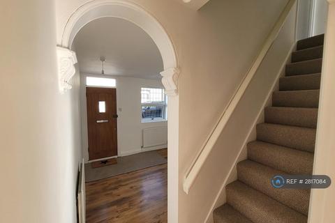 3 bedroom terraced house to rent, Baker St, Rochester, ME1